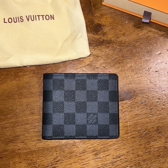 Louis Vuitton mirror image - Picture 7 of 9